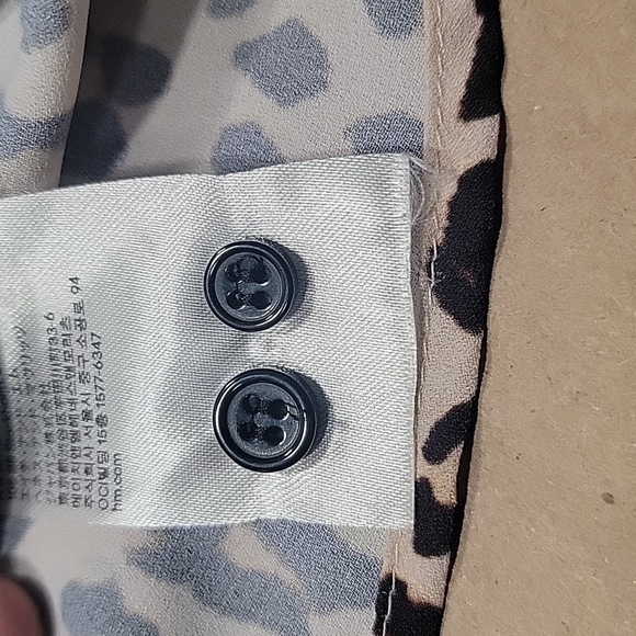 H&M, Size 0, Leopard Print, Long Sleeve, Tie Neck Blouse.  Excellent Condition - Picture 11 of 12